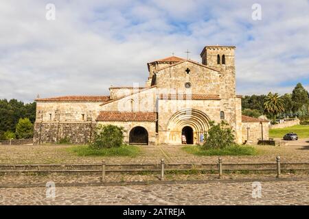 Socobio, Spagna. Vista della Collegiata di Santa Cruz (Santa Croce) a Castaneda, Cantabria Foto Stock