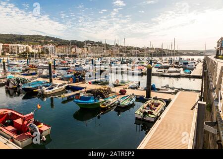 Sanxenxo, Spagna. Il Porto, una popolare città di vacanza durante l'estate Foto Stock