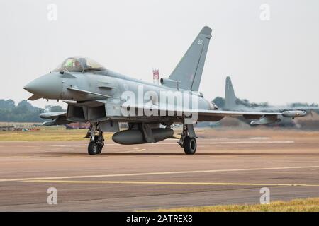 Fairford / REGNO UNITO - 12 LUGLIO 2018: Royal Air Force Eurofighter Typhoon ZK352 caccia arrivo e atterraggio per RIAT Royal International Air Foto Stock
