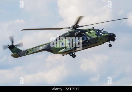 Fairford / REGNO UNITO - 12 LUGLIO 2018: Airbus Helicopters dell'esercito finlandese NH-90 TTH NH-219 arrivo in elicottero per RIAT Royal International Air Tattoo Foto Stock