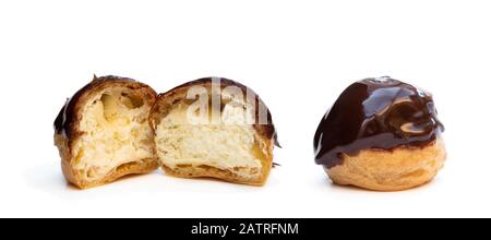 Profiteroles fatti in casa coperti di cioccolato isolato su bianco Foto Stock