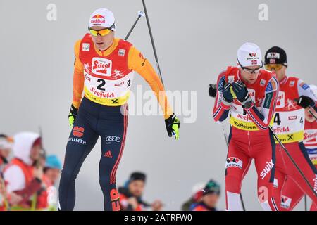 Vinzenz GEIGER (GER), di fronte a Espen BJOERNSTAD (NOR) e Joergen GRAABAK (NOR), azione. Sci di fondo. Gara individuale Individuale Gundersen 15 km, Coppa del mondo FIS Nordic Combinata a Seefeld/Tirolo il 02.02.2020. | utilizzo in tutto il mondo Foto Stock