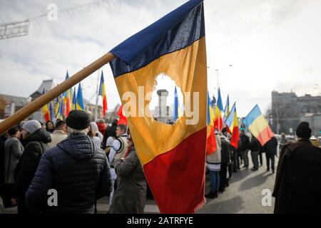 Bucarest, Romania - 21 dicembre 2019: Dettagli con la bandiera rumena con un buco, il simbolo della rivoluzione rumena dal dicembre 1989. Foto Stock