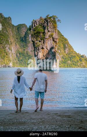 James Bond Island Phangnga Bay Thailandia, coppia visitare l'isola, viaggiatore sulla spiaggia tropicale di mare vicino a Phuket, viaggio natura avventura Thailandia Foto Stock