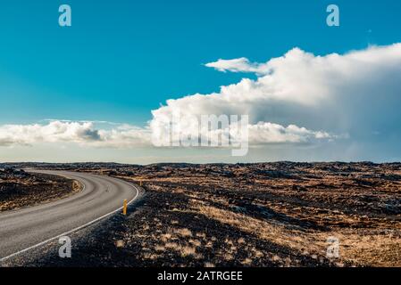 Paesaggio vulcanico e strada curva, Penisola di Reykjanes; Islanda Foto Stock