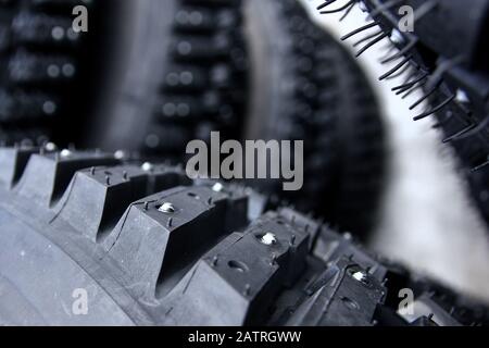 Un dettaglio del pneumatico con borchie utilizzate per le vetture da rally per avere un migliore controllo su neve e ghiaccio. Foto Stock