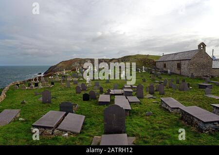 La chiesa di San Patrizio (la chiesa di Llanbadrig in gallese) è la chiesa cristiana più antica del Galles. Fu fondata da San Patrizio nel 440 d.C. Foto Stock