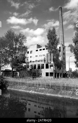 Una fabbrica abbandonata nei pressi di una città è in attesa per gli esploratori. Foto Stock