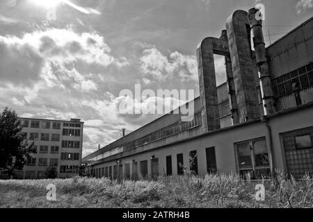 Una fabbrica abbandonata nei pressi di una città è in attesa per gli esploratori. Foto Stock