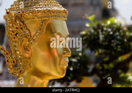 Statua Dorata Di Aponsi Al Grand Palace, Bangkok, Thailandia. Foto Stock