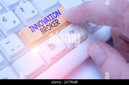 Testo Per La Scrittura A Mano Innovation Broker. La foto concettuale aiuta a mobilitare le innovazioni e a identificare le opportunità Foto Stock