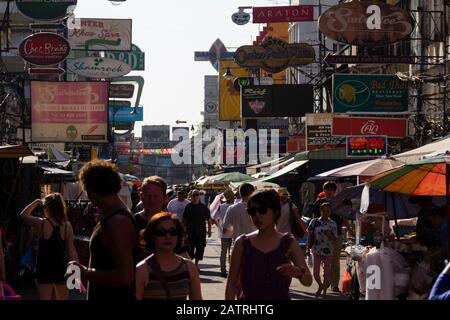 Turisti a Khao San Road, bangkok, Thailandia. Foto Stock