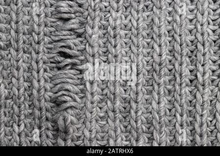 Tessitura a maglia grigio chiaro con difetto di fabbricazione isolato su bianco Foto Stock