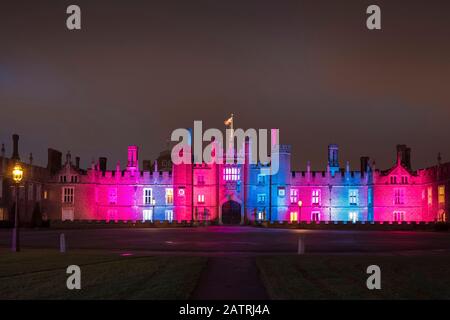 Hampton Court Palace con luci di Natale incandescenti; Londra, Inghilterra Foto Stock
