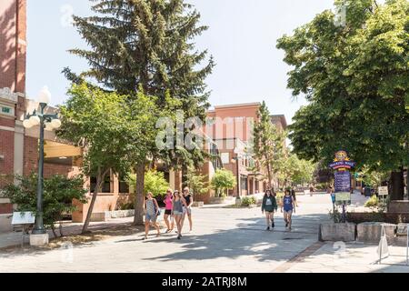 Persone a piedi attraverso il centro commerciale, Helena, Montana, Stati Uniti Foto Stock