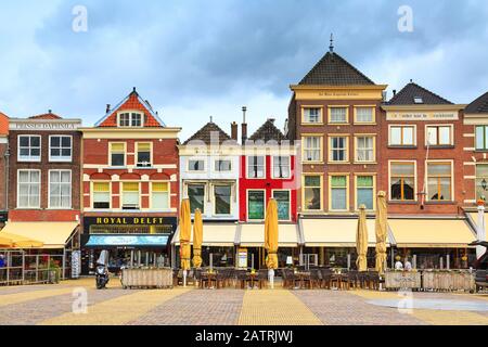 Delft, Paesi Bassi - 8 Aprile 2016: Colorful street view con case olandesi tradizionali sulla piazza, persone nel centro del famoso Holland destinatio Foto Stock