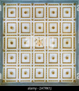 Soffitto a cassettoni con stemma della famiglia Medici nella Basilica di San Lorenzo a Firenze, Toscana, Italia. Foto Stock