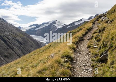 Escursioni sul Deloretteweg, il sentiero che da Hochjochospiz conduce alla Brandenburger Haus nelle Alpi austriache. Foto Stock