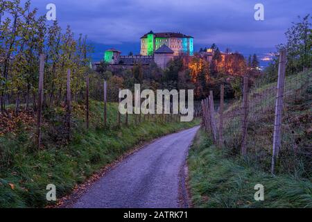 Pittoresca vista serale del Castello di Thun, Val di non, provincia di Trento, Trentino Alto Adige, Italia. Foto Stock