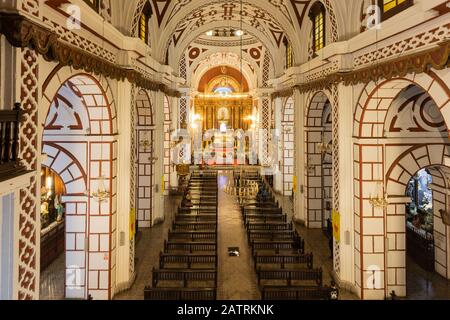 Lima, Perù - 3 giugno 2019: Vista interna della Basilica e del Convento di San Francisco nel Centro storico di Lima, Perù, Patrimonio Mondiale dell'UNESCO Foto Stock