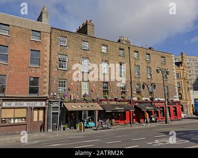 Tipici pub irlandesi colorati con appartamenti sopra a Dublino, Irlanda Foto Stock