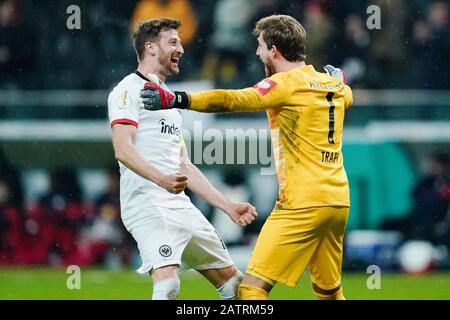 04 Febbraio 2020, Hessen, Francoforte Sul Meno: Calcio: Dfb Cup, Turno Di 16, Eintracht Francoforte - Rb Lipsia, Commerzbank Arena. Kevin Trapp (r), portiere di Francoforte, si è rallegrato con David Angel Abraham di Francoforte per l'obiettivo di 3:1. Foto: Uwe Anspach/dpa - NOTA IMPORTANTE: In conformità con le norme del DFL Deutsche Fußball Liga e del DFB Deutscher Fußball-Bund, è vietato sfruttare o sfruttare nello stadio e/o dal gioco fotografato sotto forma di immagini di sequenza e/o serie di foto video-simili. Foto Stock