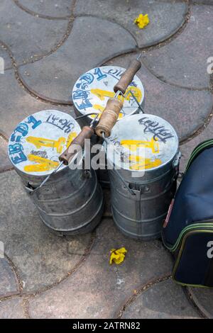 India, Mumbai Aka Bombay. Dabbawalas (alias dabbawallas o dabbawallahs, tiffin wallahs) offre pranzi in tutta la città ogni giorno. Particolare dei pranzi. Foto Stock