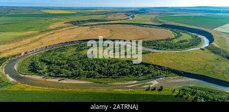 Vista aerea di una doppia curva a ferro di cavallo in un fiume, vicino a Glenwood; Alberta, Canada Foto Stock