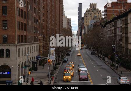 Guardando giù per una strada a Manhattan Foto Stock
