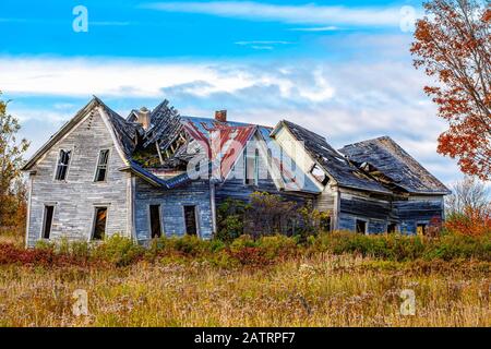 Fattoria dilapidati in autunno con tetto speleologia in; Scotstown, Quebec, Canada Foto Stock