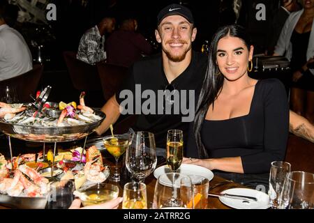 Las Vegas, Nevada, Stati Uniti. 3rd Feb, 2020. COPERTURA ***CASA*** George Kittle, Claire Kittle nella foto cena AL TAGLIO di Wolfgang Puck come Richard Sherman e Compagni Di Squadra Visitano il Venetian Resort dopo il Grande gioco al Venetian Resort di Las Vegas, NV il 3 febbraio 2020. Credit: Foto Del Pil/Media Punch/Alamy Live News Foto Stock