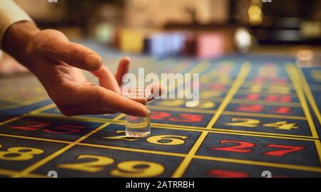 Croupier mano indica il settore vincente sul tavolo della roulette. Foto Stock