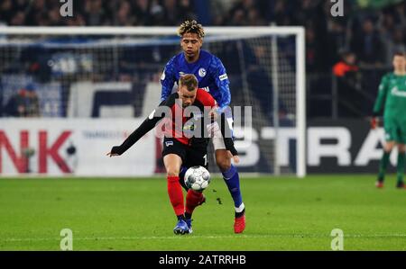 Gelsenkirchen, Germania. 04th Feb, 2020. Primo: 04.02.2020 Calcio, DFB-Pokal, DFB Pokal, turno di 16, stagione 2019/2020, FC Schalke 04 - Hertha BSC Berlin duelli, duello, S04 Jean-Clair Todibo, Hertha Pascal Kopke, Koepke, | utilizzo credito mondiale: DPA/Alamy Live News Foto Stock