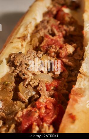 Sandwich di bistecca di stile Phillidelphia con un po' di salsa di pomodoro. Questo è senza formaggio. Foto Stock