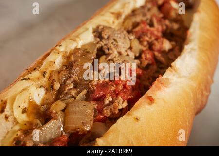 Sandwich di bistecca di stile Phillidelphia con un po' di salsa di pomodoro. Questo è senza formaggio. Foto Stock