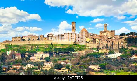 Toscana, skyline di Volterra, chiesa e palazzo Priori. Italia, Europa Foto Stock