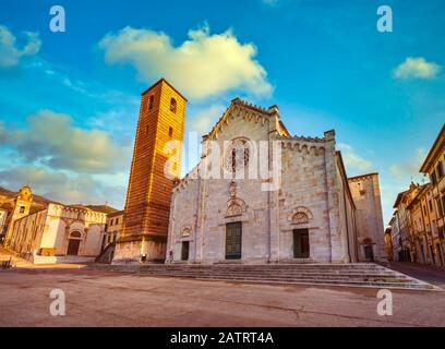 Vista sul centro storico di Pietrasanta al tramonto, cattedrale di San Martino. Versilia Lucca Toscana Italia Europa Foto Stock