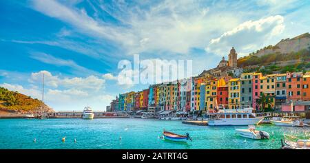 Portovenere villaggio colorato sul mare. Barche, chiesa e case. Cinque Terre, Cinque Terre, Liguria Italia Europa. Foto Stock