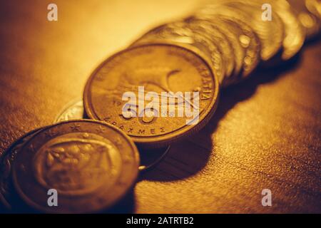 Vecchie monete dracma sul tavolo closeup Foto Stock