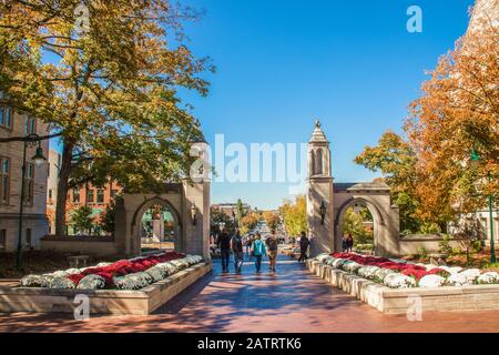 10-19-2019 Bloomington USA - University of Indiana - Famiglia cammina con studenti universitari fuori le porte principali del campus in città durante il Fall Break w Foto Stock