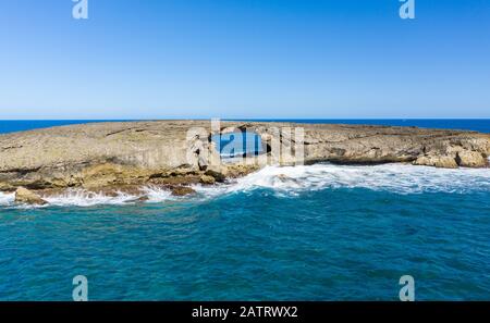 Arco di mare o grotta erosa nell'isola del santuario degli uccelli marini al largo di la'ie Point su Oahu, Hawaii Foto Stock