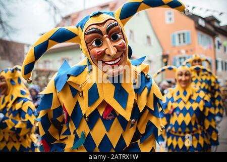Bajass da Waldkirch - bella figura sciocco in abito giallo-blu con un grande sorriso durante la sfilata di carnevale a Staufen, Germania meridionale Foto Stock