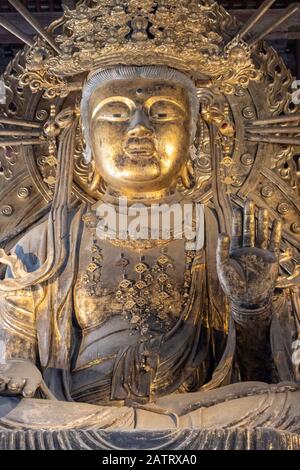 Statua seduta di Nyoirin Kannon, Daibutsuden, tempio Todai-ji, Nara, Giappone Foto Stock
