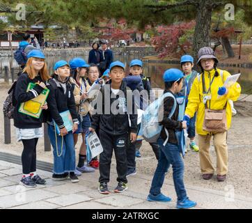 Scuola bambini in viaggio sul campo a Nara, Giappone Foto Stock