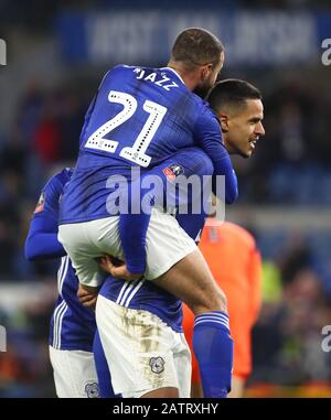 Cardiff, Glamorgan, Galles, Regno Unito. 4th Feb 2020. English fa Cup Football, Cardiff City vs Reading; Robert Glatzel di Cardiff City festeggia con il compagno di squadra Jazz Richards dopo aver segnato il secondo gol di Cardiff City rendendolo 2-0 nel 54th minuto - Rigorosamente editoriale Solo Uso. Nessun utilizzo con audio, video, dati, elenchi di fixture, logo club/campionato o servizi "live" non autorizzati. Uso on-line in-match limitato a 120 immagini, senza emulazione video. Nessun utilizzo nelle scommesse, nei giochi o nelle singole pubblicazioni club/campionato/giocatore credito: Action Plus Sports Images/Alamy Live News Foto Stock