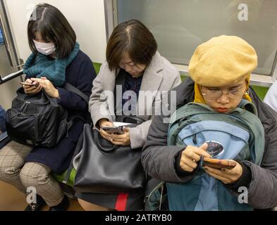 Pendolari sulla metropolitana di Kyoto Foto Stock