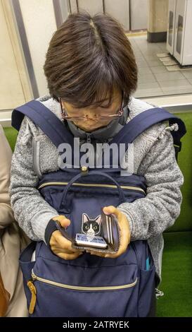 Pendolari sulla metropolitana di Kyoto Foto Stock