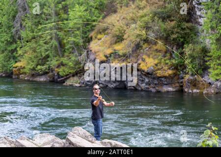 Un uomo pesca a mosca sul fiume Adams, vicino a Salmon Arm; British Columbia, Canada Foto Stock