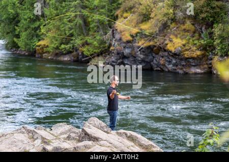 Un uomo pesca a mosca sul fiume Adams, vicino a Salmon Arm; British Columbia, Canada Foto Stock