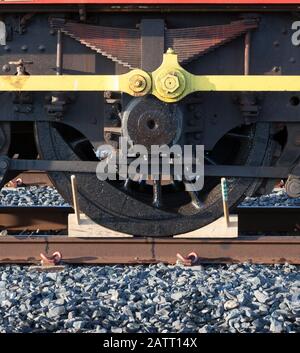 Gli scotch delle ruote fungono da dispositivo di sicurezza secondario per impedire a un'astatrice ferroviaria di allontanarsi. Foto Stock